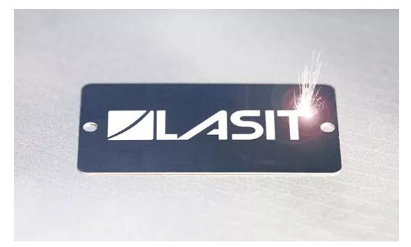 激光打標示意圖，材料表面粗糙度的變化，形成永久性標記