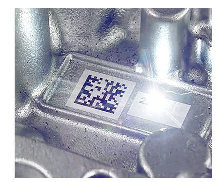 激光雕刻能穿透表面更深，對于易磨損的部件，推薦使用激光雕刻工藝