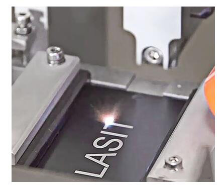 激光打標由于穿透材料表面深度更小，因此相比激光雕刻耗時更少，jiag速度更快